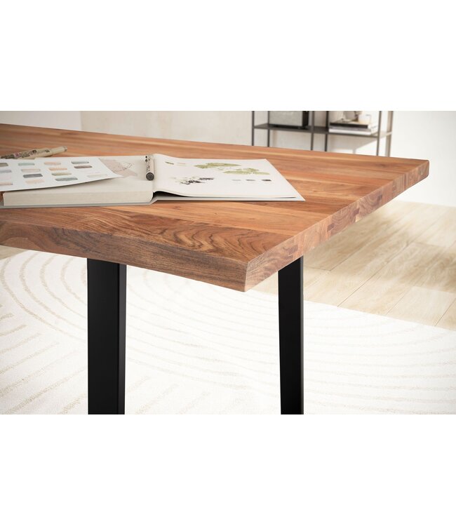 Wohnling bureau 140x80x76 cm acacia massief hout / metaal computertafel boomrand, thuiskantoor kantoortafel massief met trapeziumvormige poten in zwart, houten tafel laptoptafelstudie