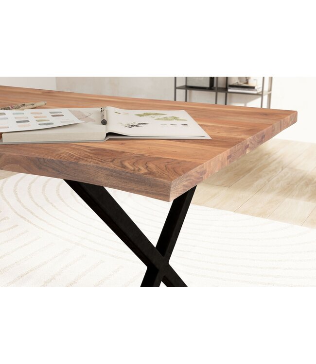 Wohnling bureau 140x80x76 cm acacia massief hout / metaal computertafel boomrand, thuiskantoor kantoortafel massief met X-poten in zwart, houten tafel laptoptafel studeerkamer