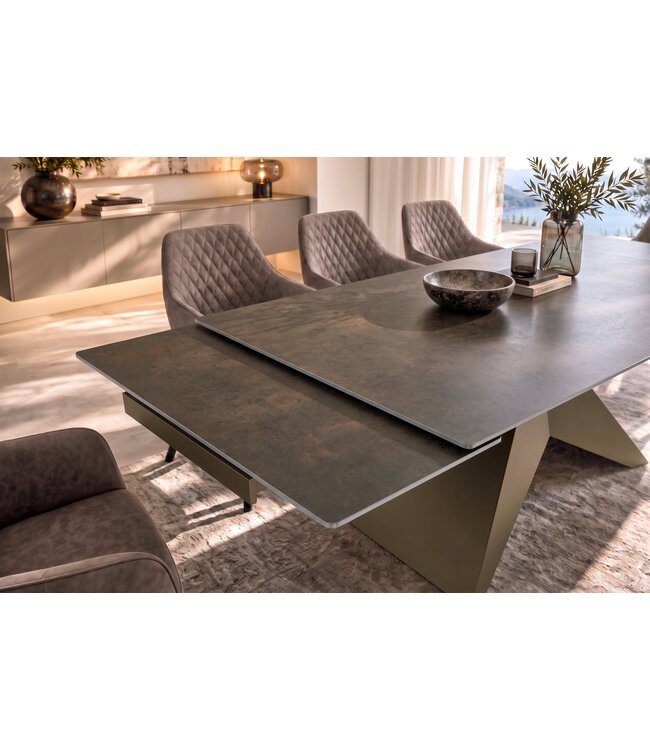 Invicta Interior Eettafel DIAMOND 180-260cm uitschuifbaar ceramic roestlook met geometrisch bronzen ijzeren onderstel - 49272