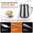 HGMD Melkkan 350ml - Melkkannetje opschuim - Melkopschuimkan - Milk Pitcher - Melkkannetje - Inclusief Art Pen & Strooipotje - Latte Art - RVS