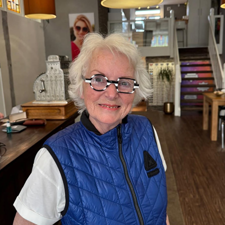 Ineke heeft haar nieuwe brillen opgehaald bij Ponsioen Optiek – en wat voor brillen!