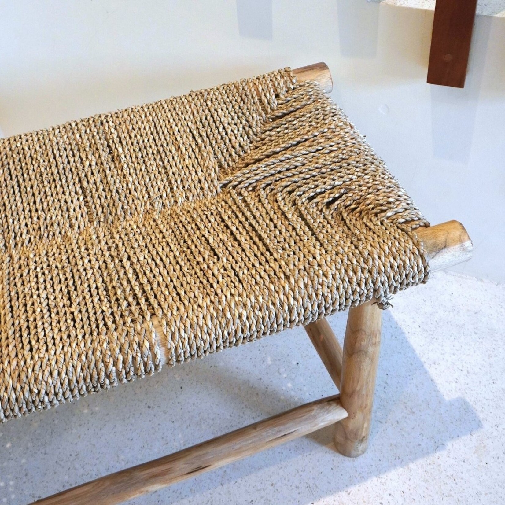 Soeji Bank SUNGAI gemaakt van massief hout met zitvlak van geweven zeegras
