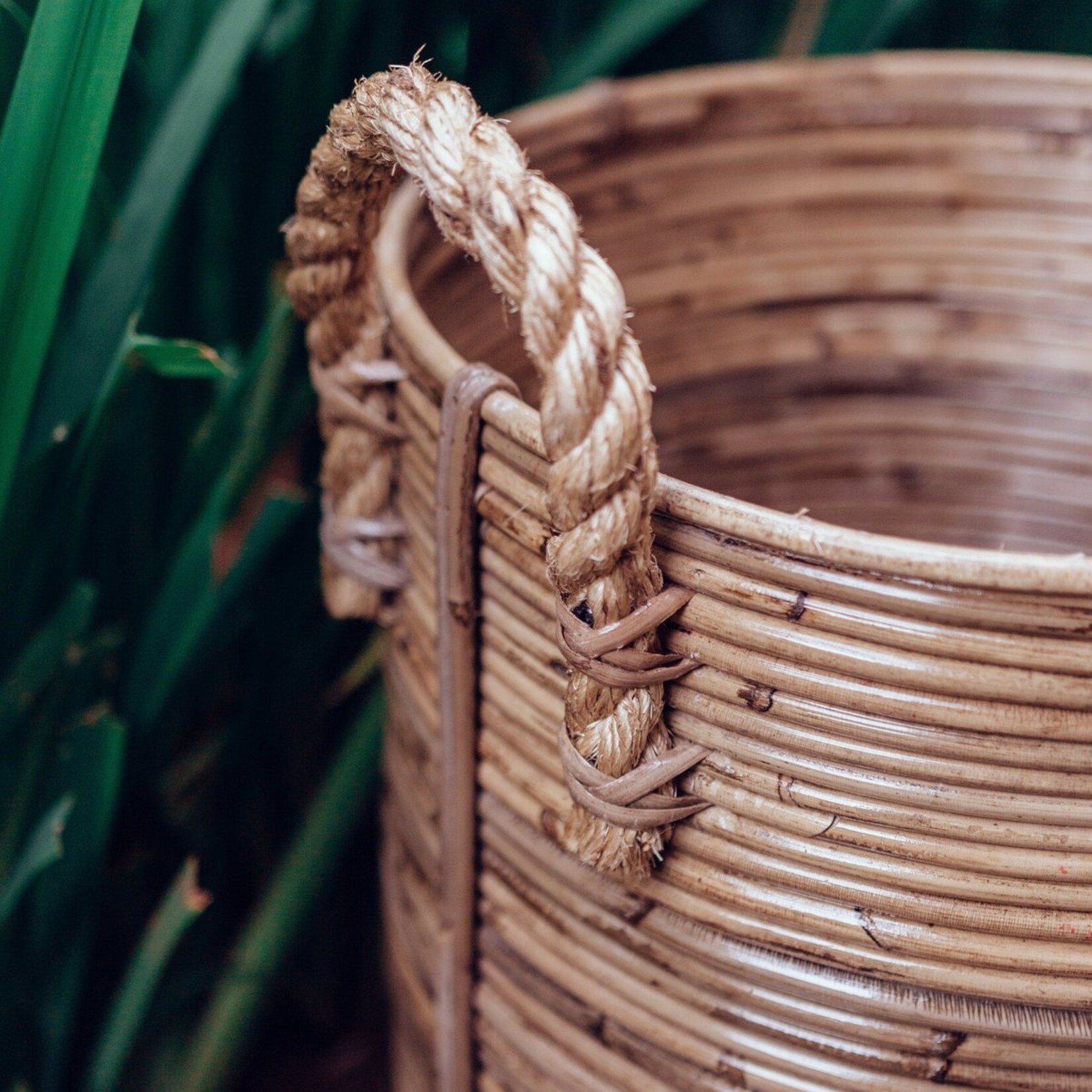 Soeji Wasmand OTERE | Plantenmand gemaakt van rotan