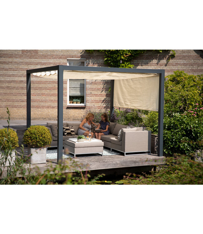 Aluminium pergola met waterdoorlatend schaduwdoek