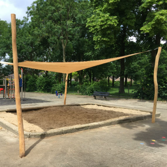 Schaduwdoek op schoolplein geeft veel schaduw