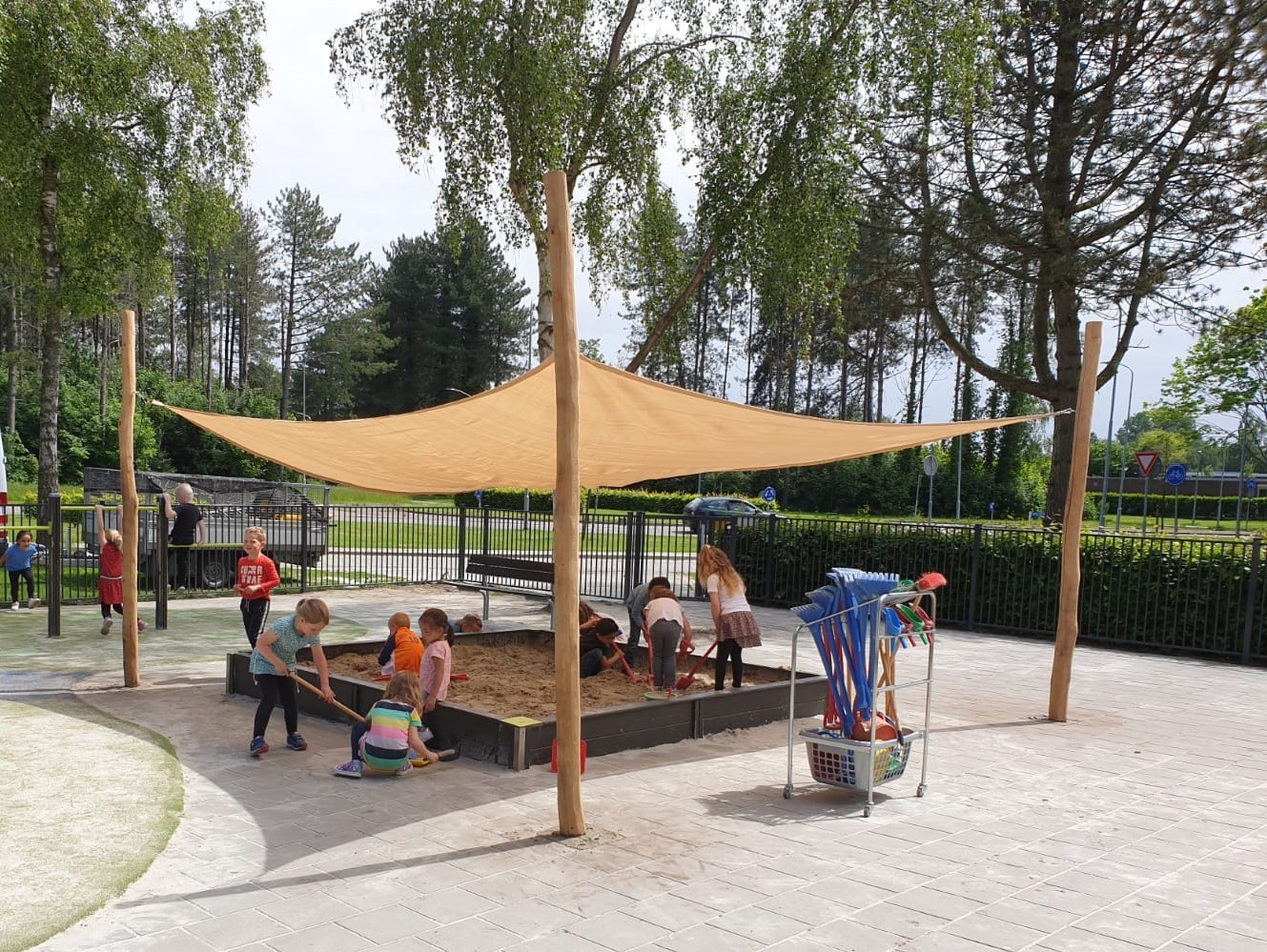 Kinderen spelen veilig in de schaduw