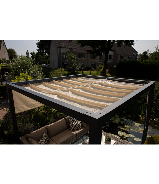 Aluminium pergola met waterdoorlatend schaduwdoek