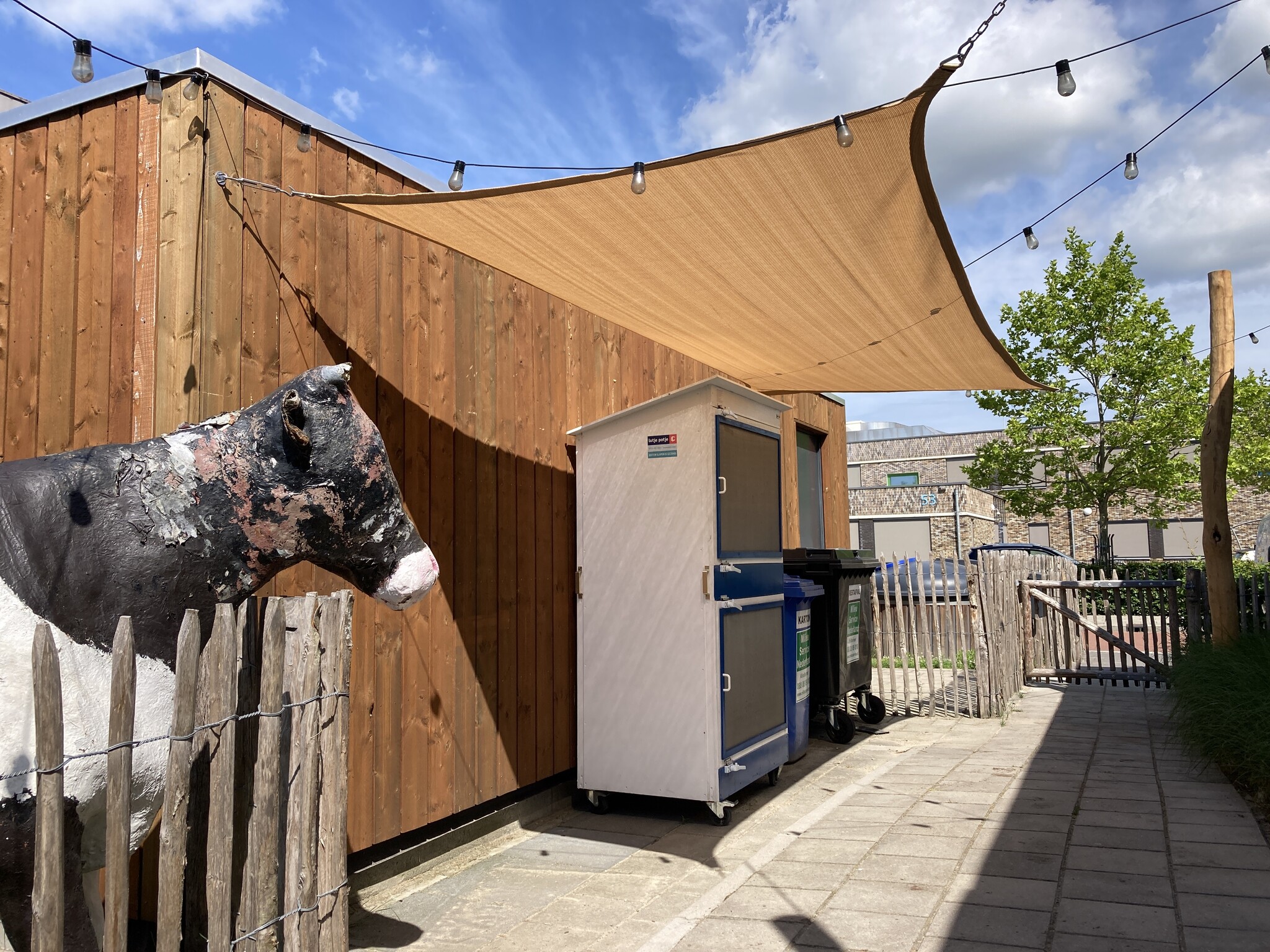 Schaduwdoek boven babybedje buiten