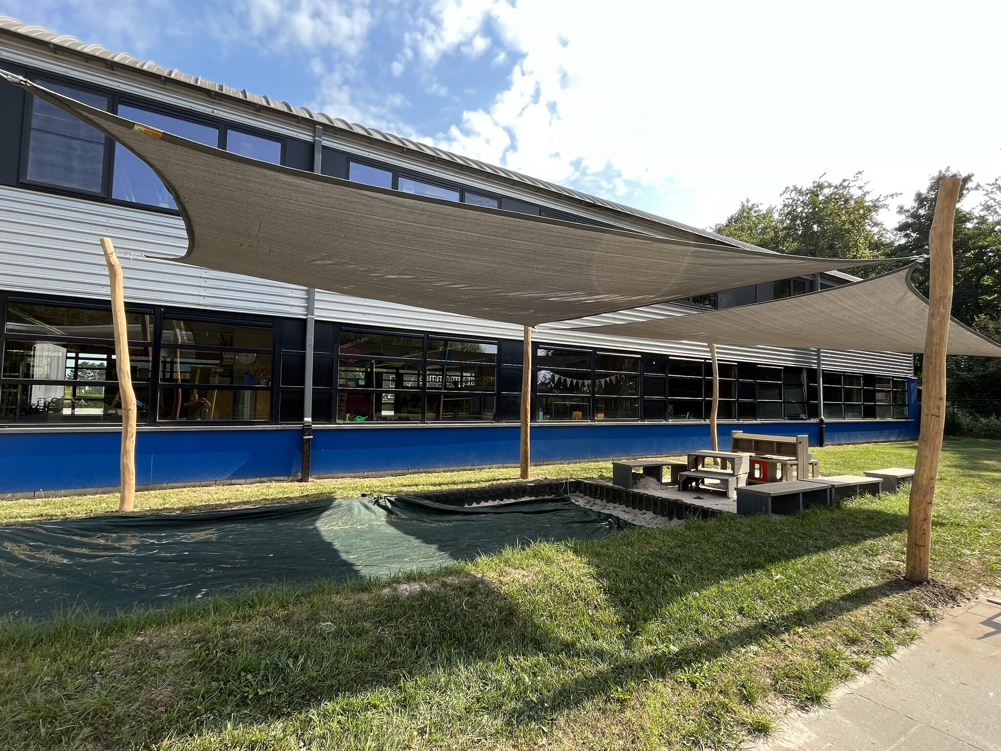 Schaduwdoeken op het schoolplein