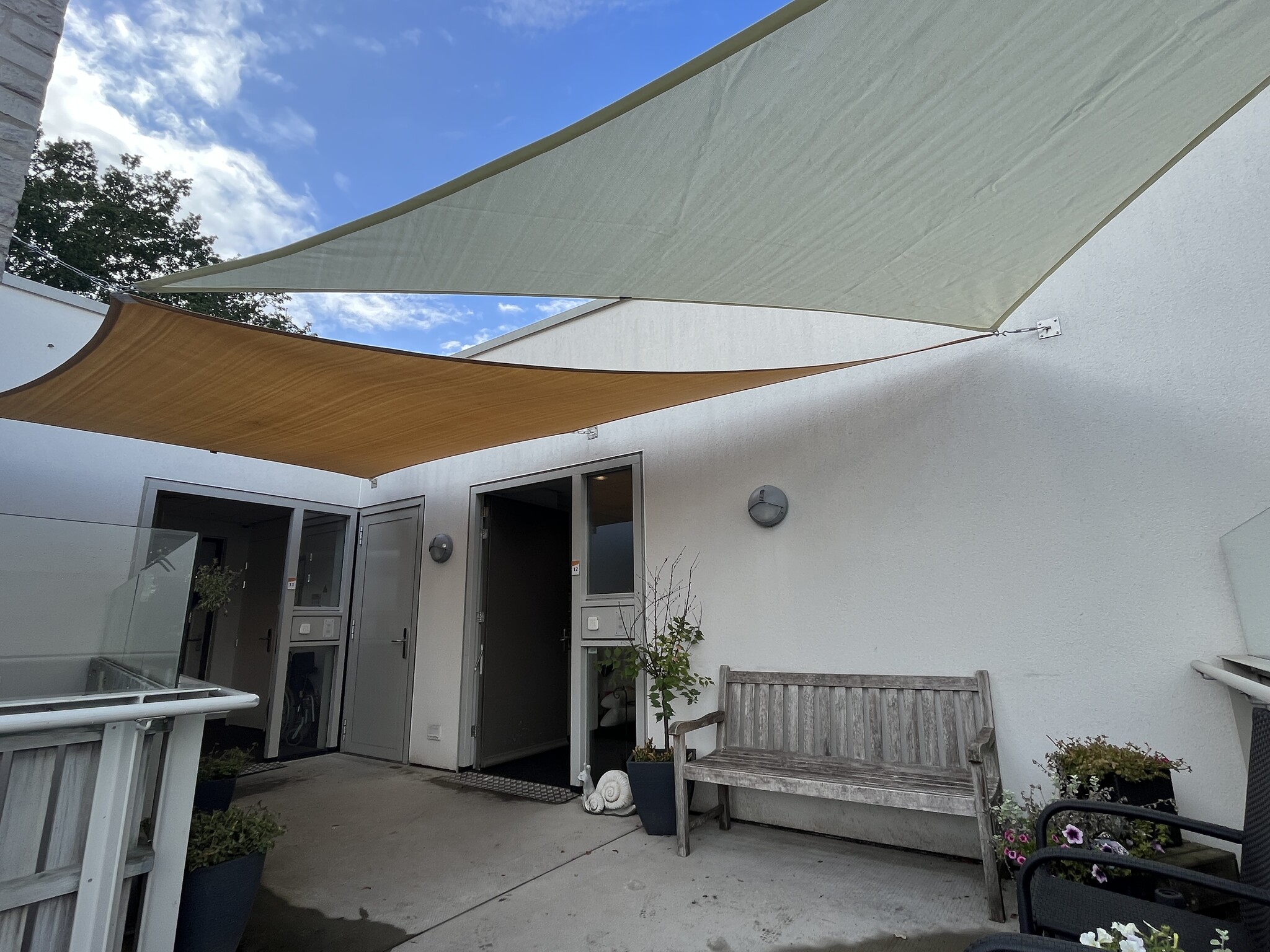 Schaduwdoek op terras van zorgcentrum