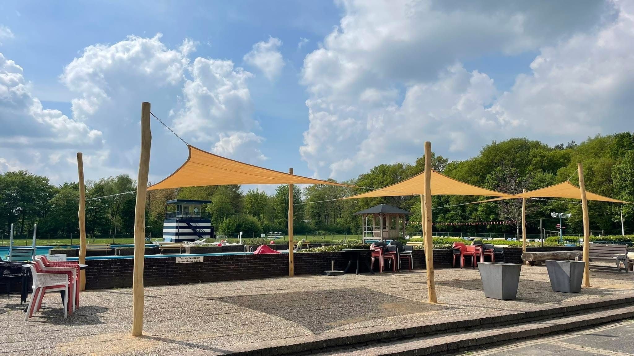 Schaduwdoeken bij het zwembad