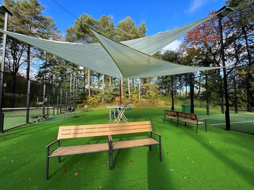 Schaduwdoek bij de padelbaan