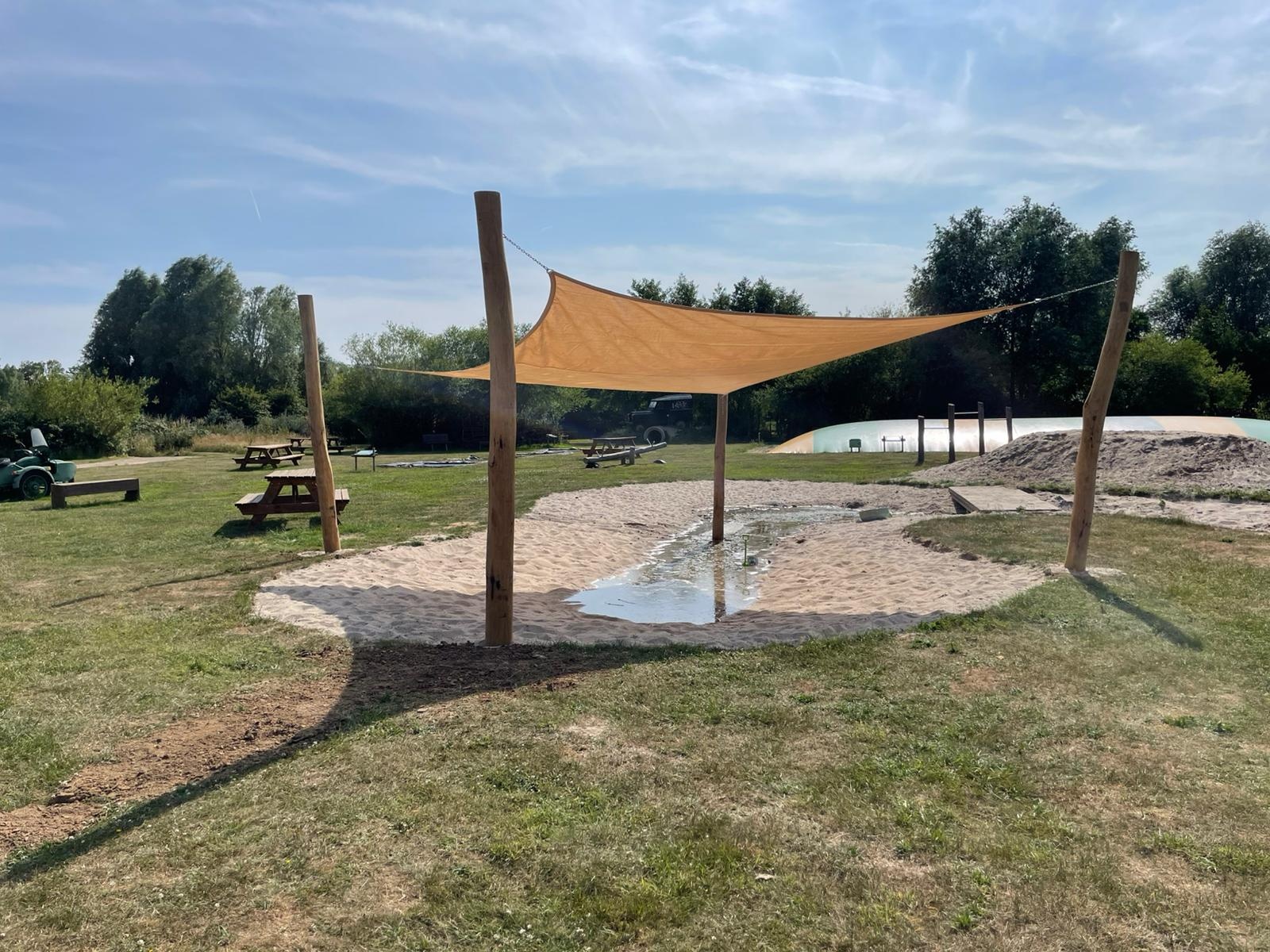 ZONZ schaduwdoek op speeleiland van Bloenenpark Appeltern