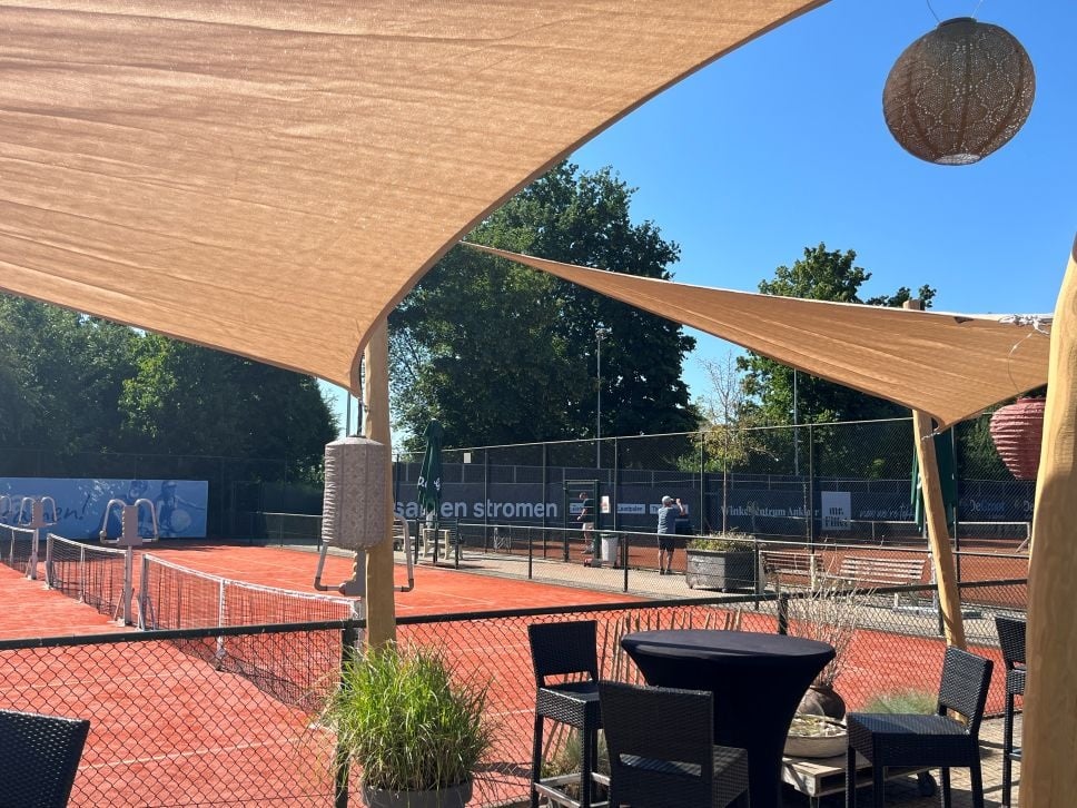 Schaduwdoeken bij de tennisbaan