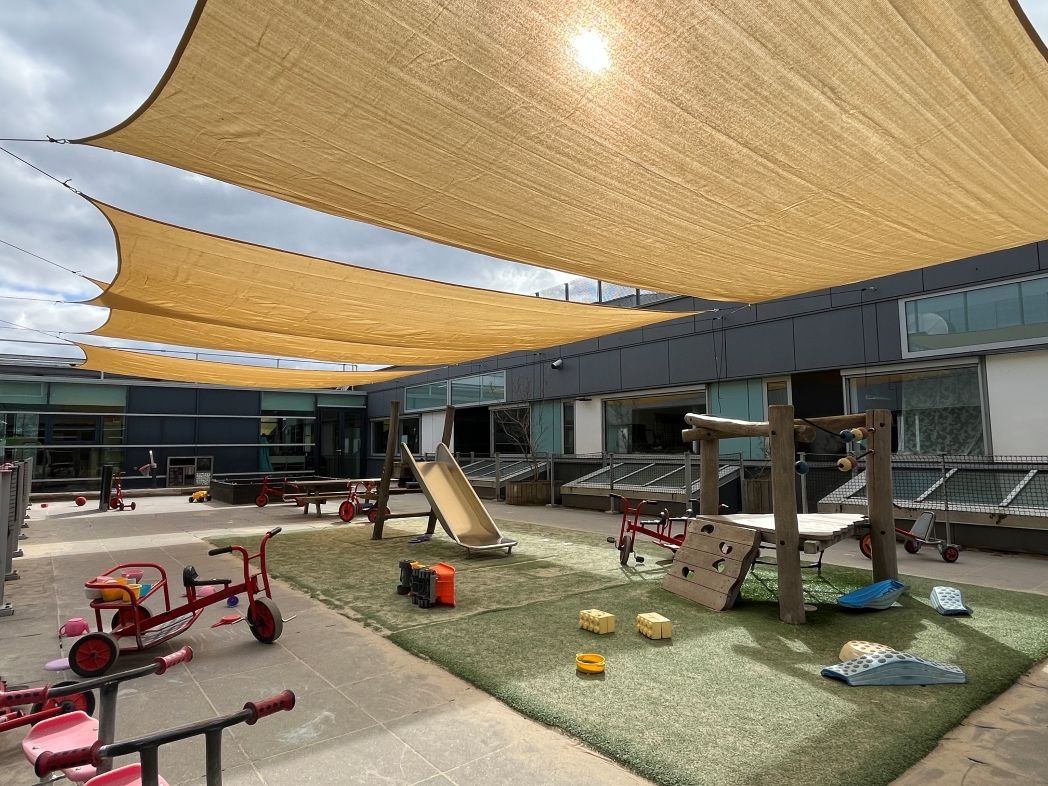 Schaduwdoeken van ZONZ op het speelplein zorgen voor een tegen de zon beschutte speelplek