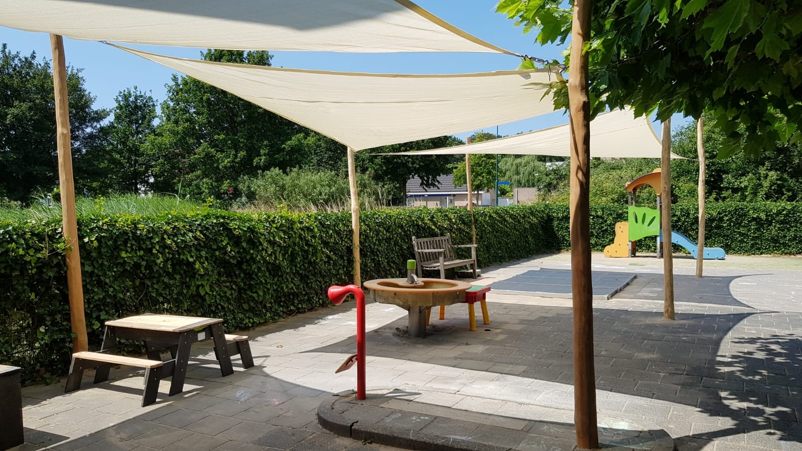 Schaduwdoeken van ZONZ bij kinderdagverblijf