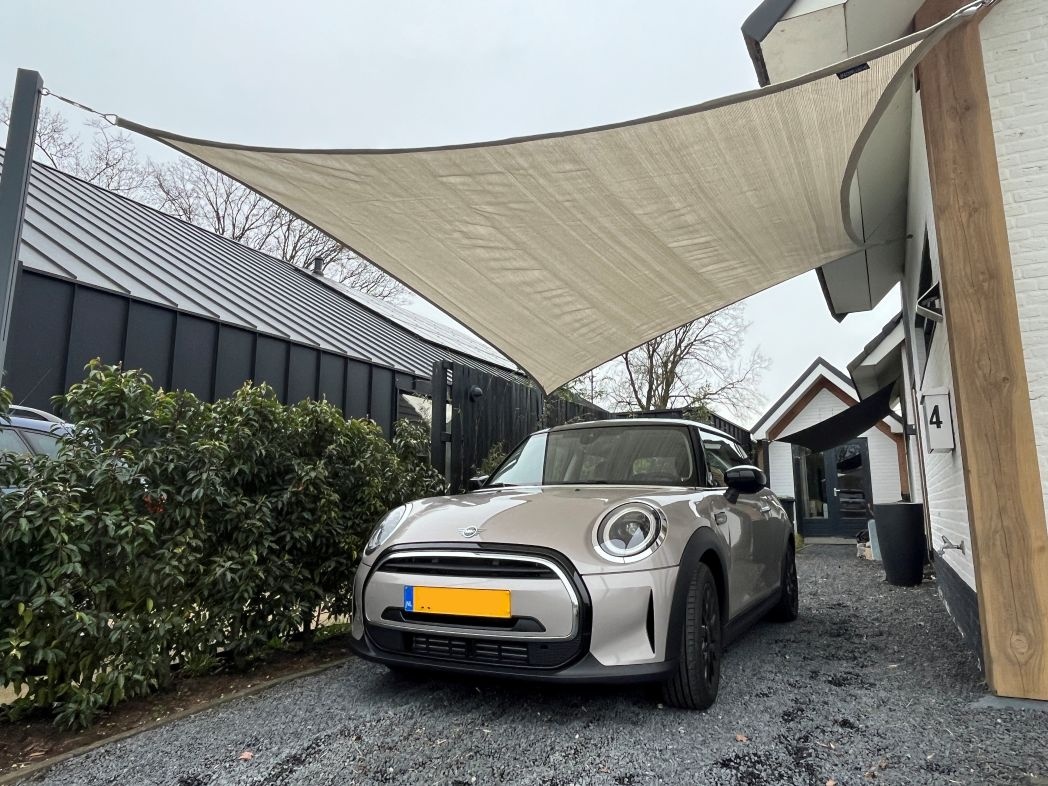 Een schaduwdoek van ZONZ beschermt je auto tegen hagelstenen en vogelpoep