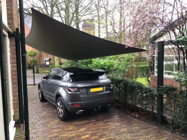 Waterdicht schaduwdoek van ZONZ boven de auto