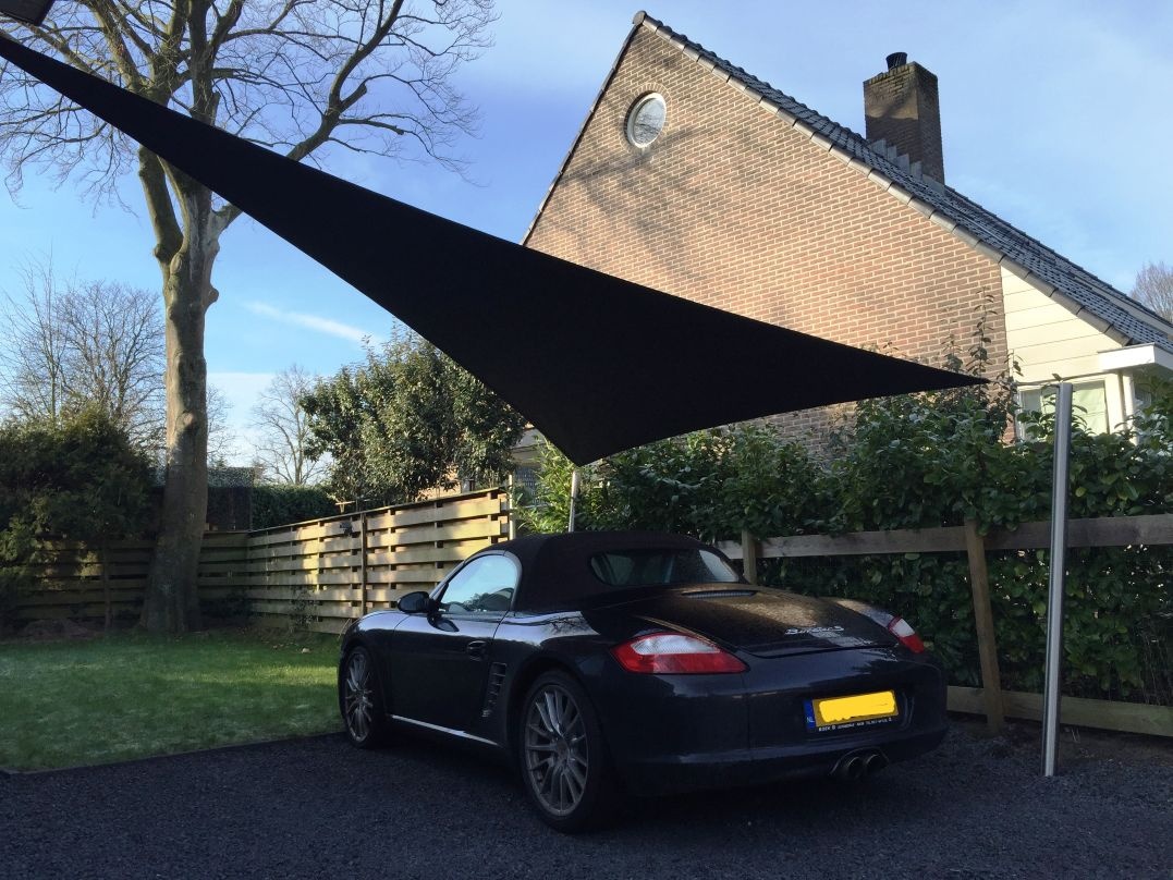 Schaduwdoek boven de Porsche