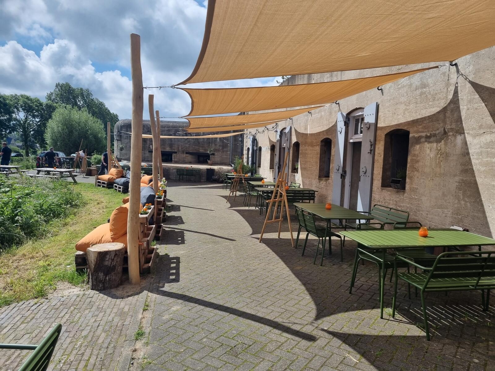 ZONZ schaduwdoeken op het horecaterras bij Fort Vijf in Vijfhuizen