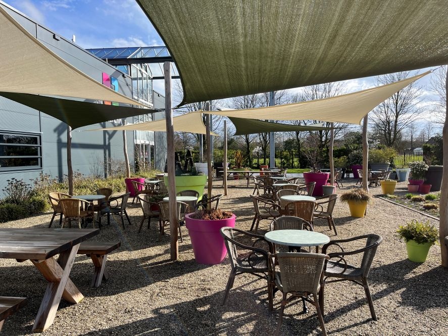 Een verkoelend horecaterras met de schaduwdoeken van ZONZ