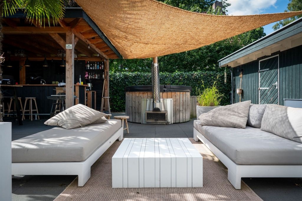 Schaduwdoek van kokosvezel op modern terras