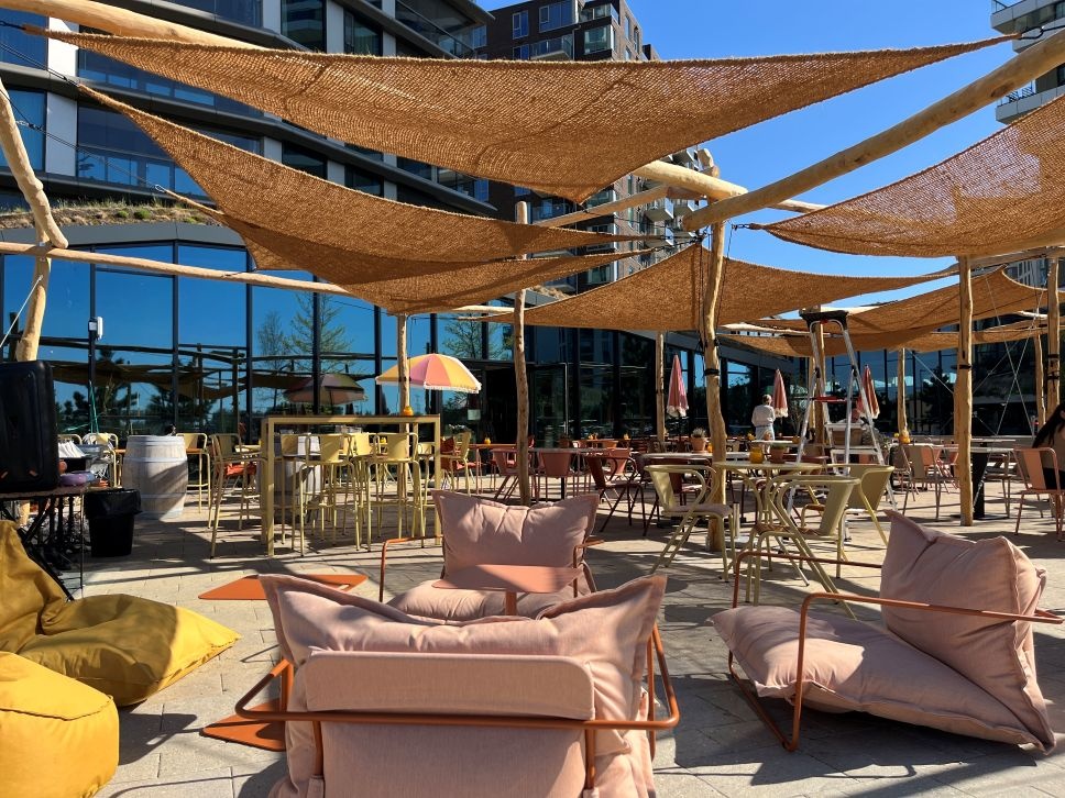  Terras van Dunes Almere pronkt als eerste met kokos schaduwdoeken van ZONZ