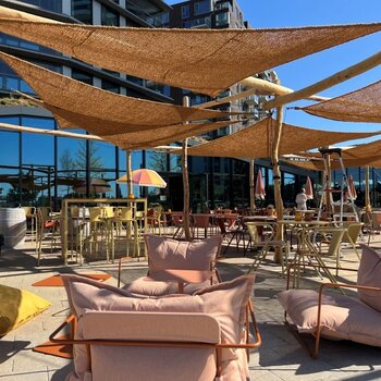 Montage kokos en macramé schaduwdoeken