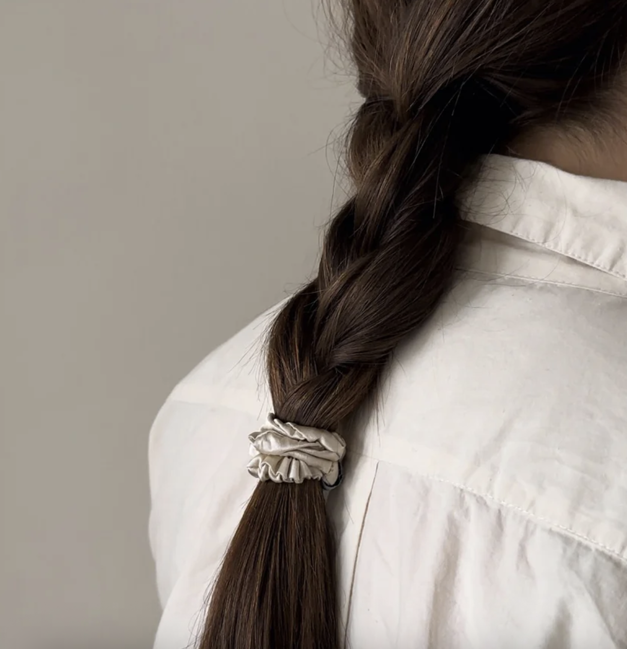 Mellow mind Silk Srunchie Beige