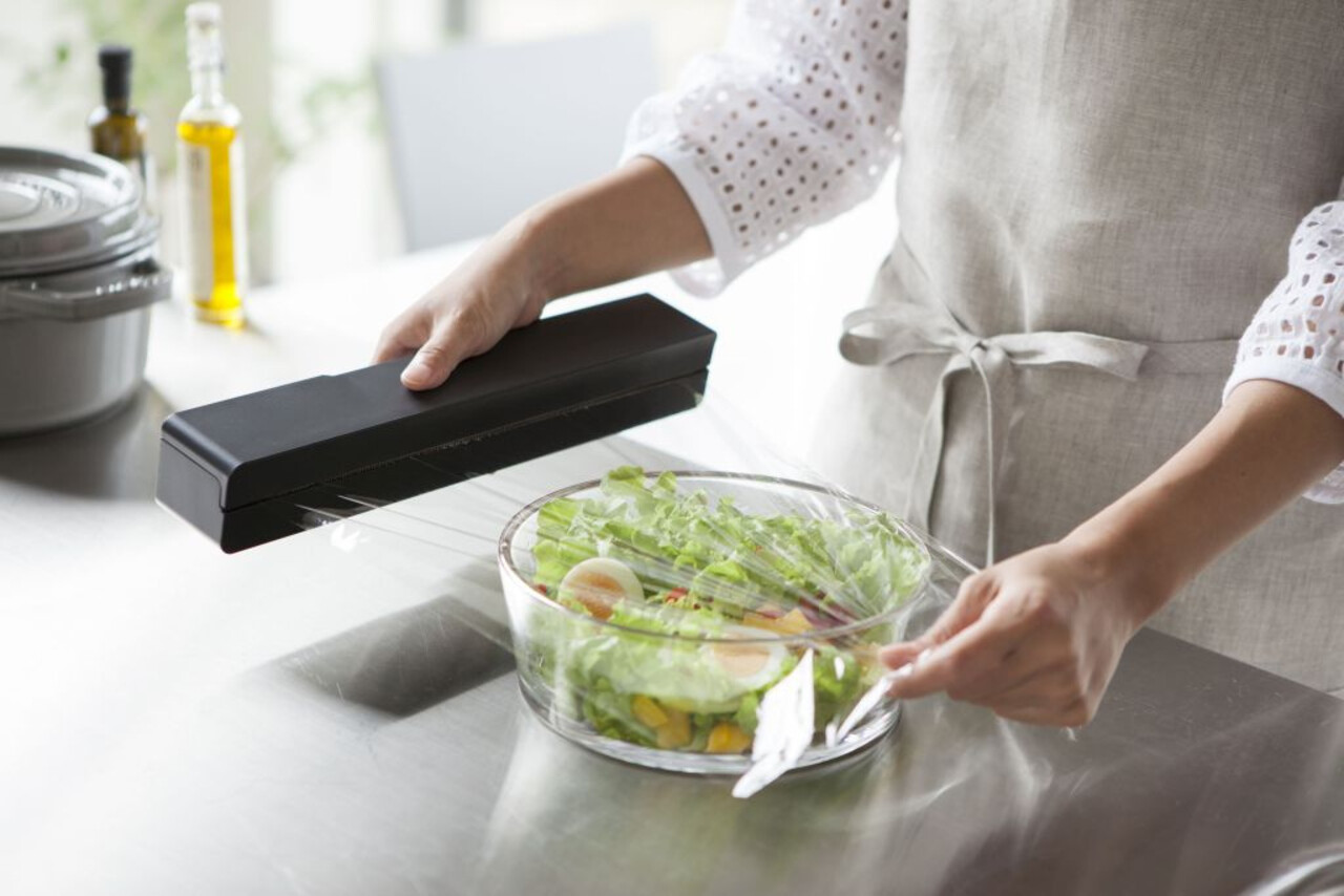 Yamazaki Yamazaki Magnetische Vershoudfolie Dispenser - Tower - black Yamazaki Yamazaki Magnetische Vershoudfolie Dispenser - Tower - black