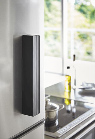 Yamazaki Yamazaki Magnetische Vershoudfolie Dispenser - Tower - black Yamazaki Yamazaki Magnetische Vershoudfolie Dispenser - Tower - black