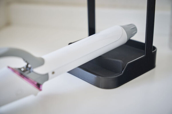 Yamazaki Yamazaki Hair iron stand - Tower - Black Yamazaki Yamazaki Hair iron stand - Tower - Black