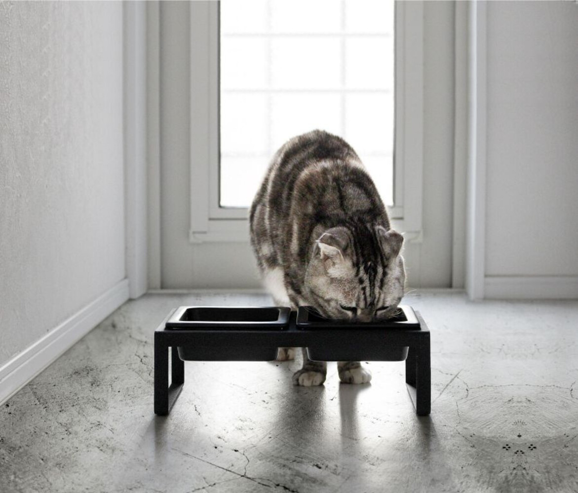 Yamazaki Yamazaki Voerbak Kat/Hond - Tower - Black Yamazaki Yamazaki Voerbak Kat/Hond - Tower - Black