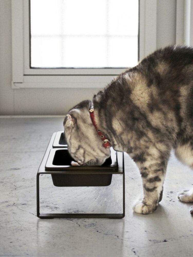 Yamazaki Yamazaki Voerbak Kat/Hond - Tower - Black Yamazaki Yamazaki Voerbak Kat/Hond - Tower - Black