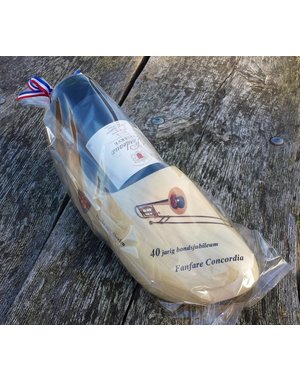 houten klomp met fles wijn