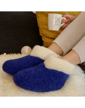 DINA Wollen sloffen hoog model donkerblauw/witte kraag