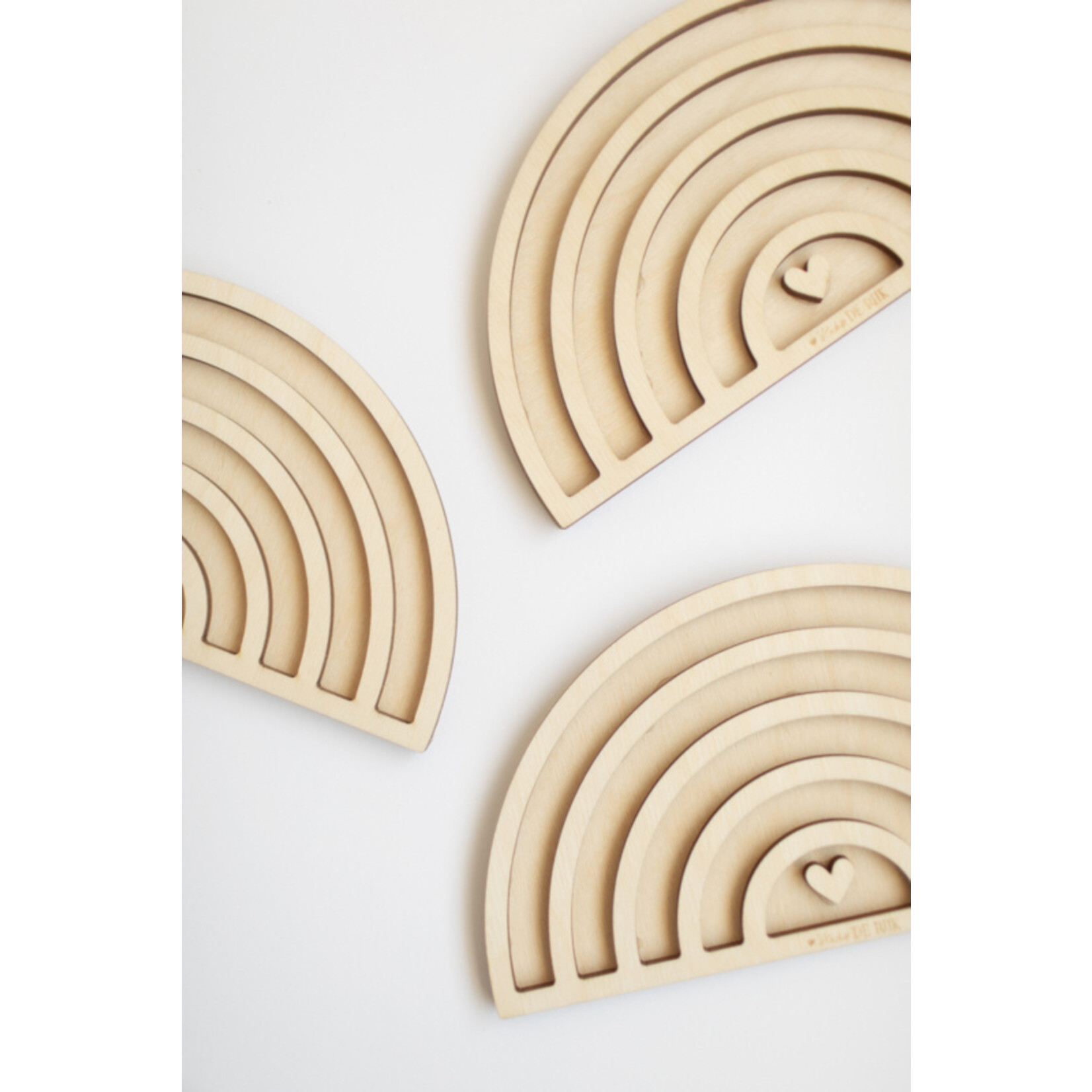 Studio de Rijk Houten vulvorm regenboog voor in sensory play speelbak