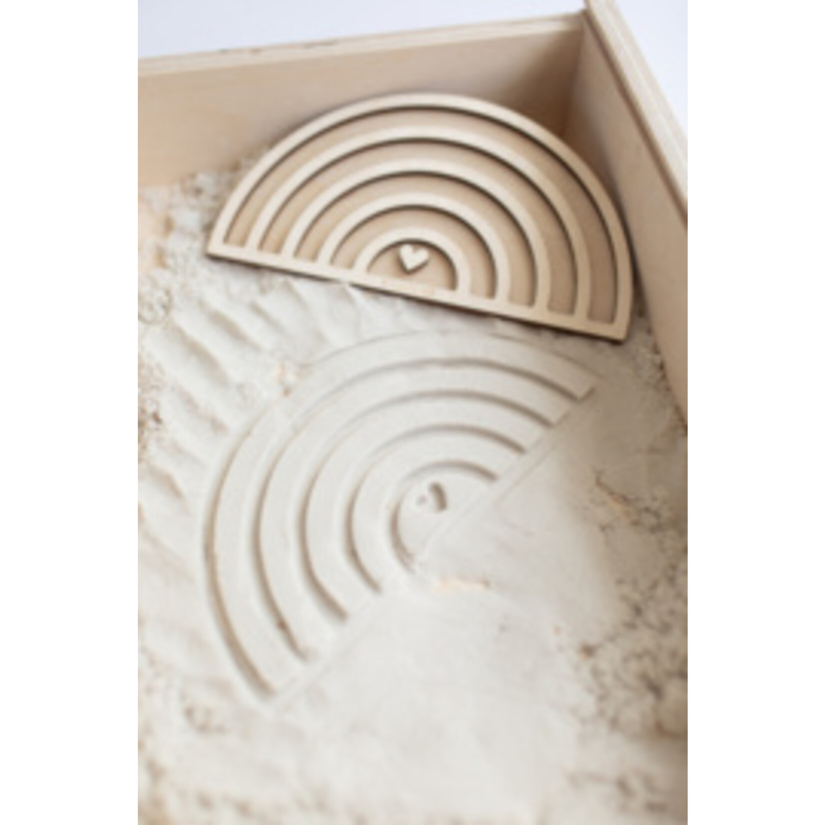 Studio de Rijk Houten vulvorm regenboog voor in sensory play speelbak