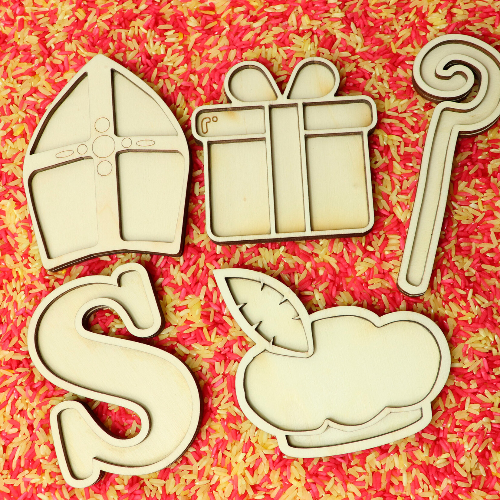 Studio de Rijk Houten vulvorm staf voor in sensory play speelbak