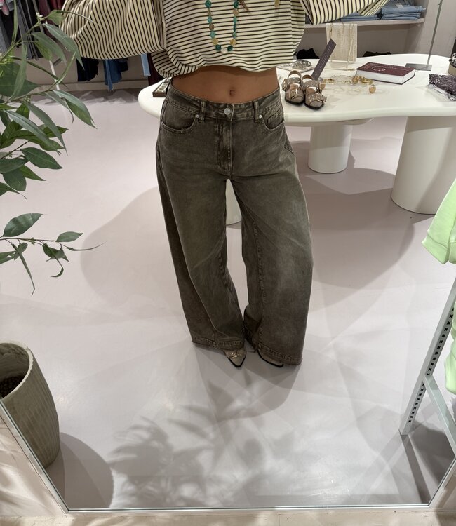 The Taupe Jeans Extra Wide Fit