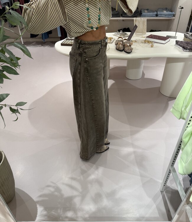 The Taupe Jeans Extra Wide Fit