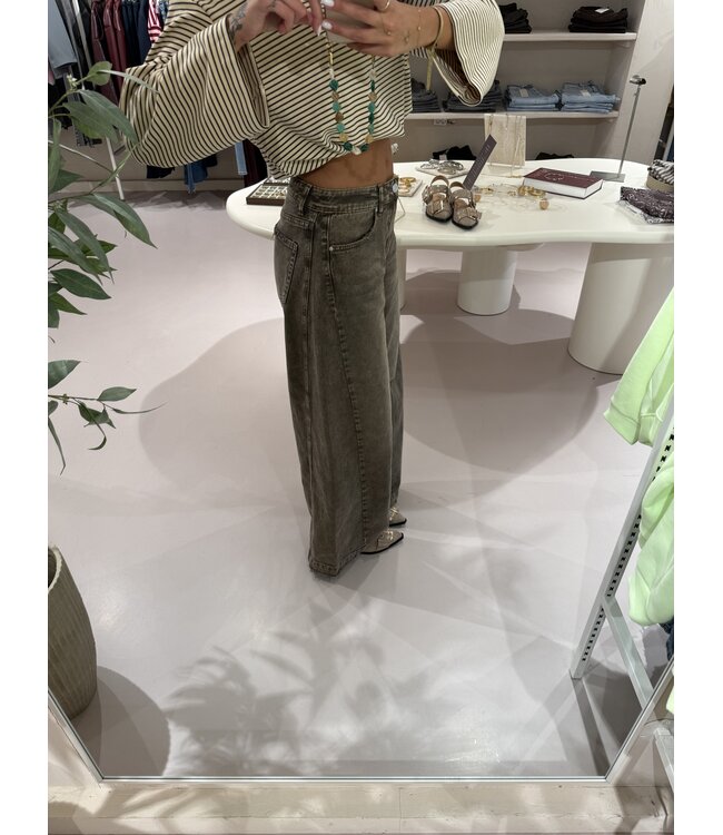 The Taupe Jeans Extra Wide Fit