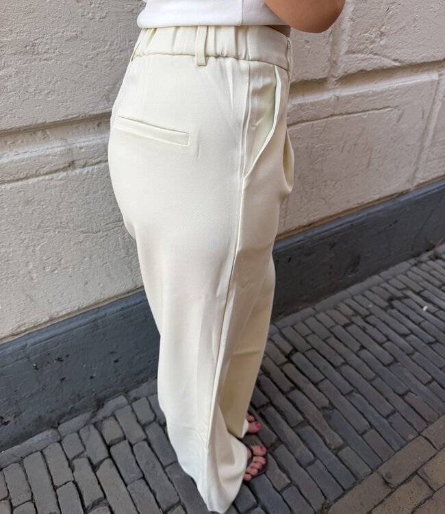 The Pantalon Butter Yellow