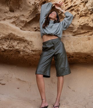 The Duna Fake Leather Jort Khaki