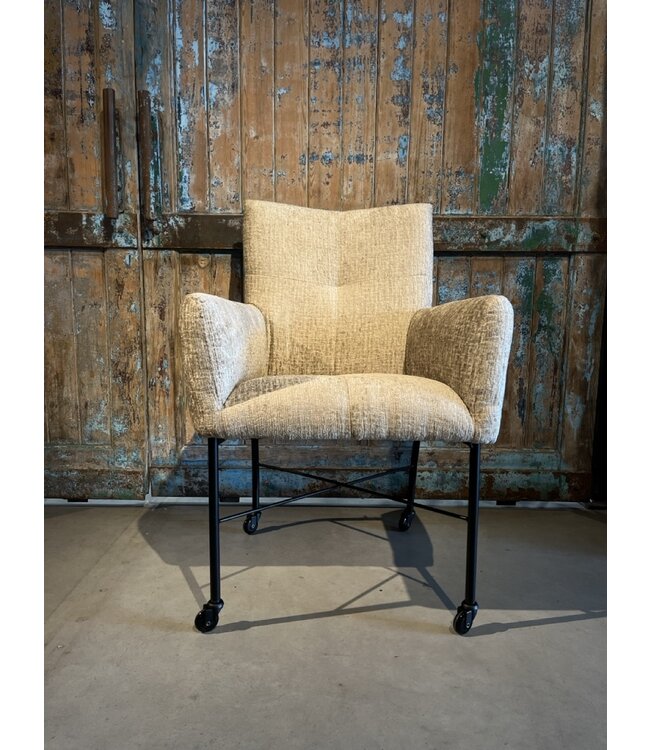 Eetkamerstoel Marit zoals afgebeeld: met arm & skate wiel in bekleding: C-Fusion 109