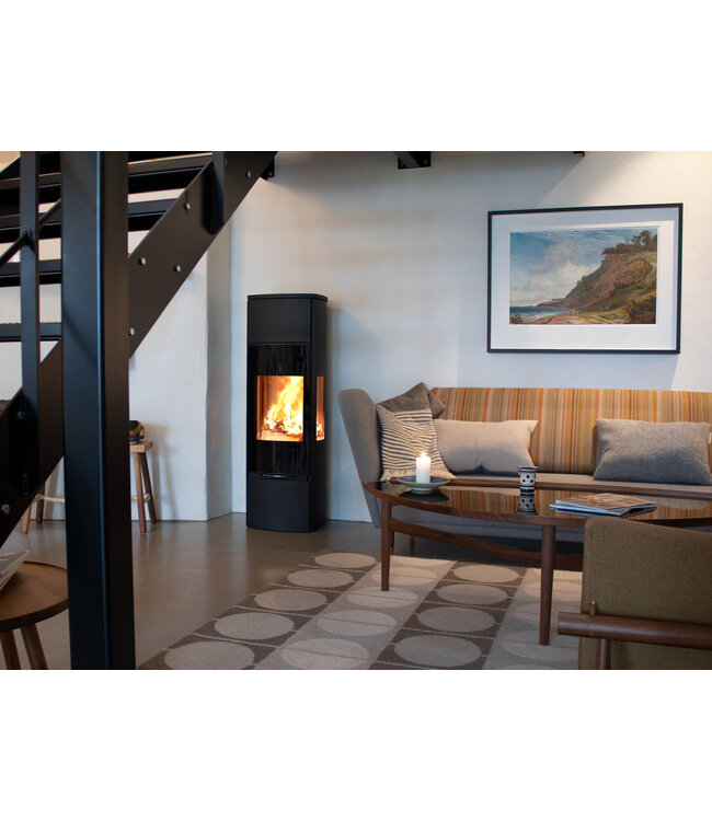 Jydepejsen Jydepejsen Bella Hoog 5 kW Zwart met Zijruiten – Slanke houtkachel met panoramisch vuurzicht