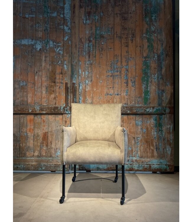 Eetkamerstoel Ton zoals afgebeeld: Met arm & skate wiel in bekleding: C-Adore 214