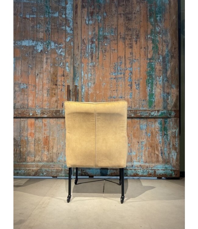 Eetkamerstoel Wendy zoals afgebeeld: Met arm & skate wiel in bekleding: C-Adore 170