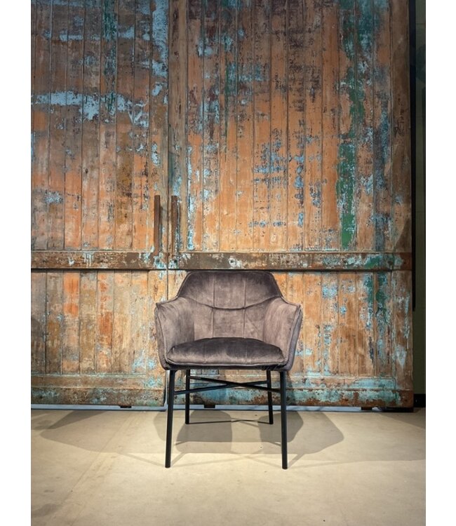 Eetkamerstoel Leon met arm in bekleding: C-Adore 67