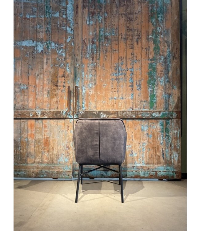 Eetkamerstoel Leon met arm in bekleding: C-Adore 67